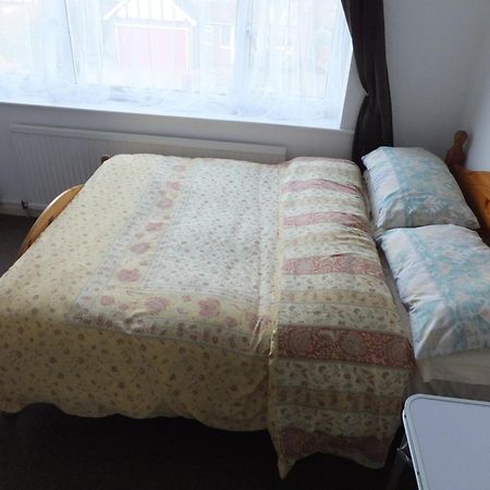 Many Worlds Meet - Eurostar, Wimbledon 30 Mins, Central London, Gatwick 15 Mins - Spacious, Sleeps Up To 16 Plus Cot - Free Wifi, Parking - Next To Lloyd Park, Great For Families, Walkers, Relocators - Ideal For Contractors Кройдон Экстерьер фото