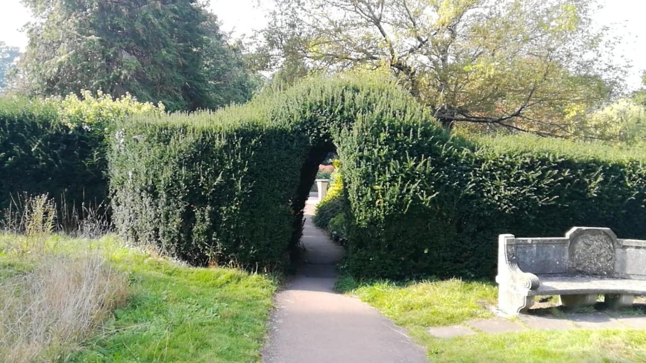 Many Worlds Meet - Eurostar, Wimbledon 30 Mins, Central London, Gatwick 15 Mins - Spacious, Sleeps Up To 16 Plus Cot - Free Wifi, Parking - Next To Lloyd Park, Great For Families, Walkers, Relocators - Ideal For Contractors Кройдон Экстерьер фото